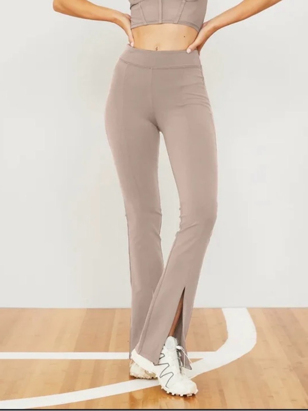 ALO Flutter Legging in Taupe